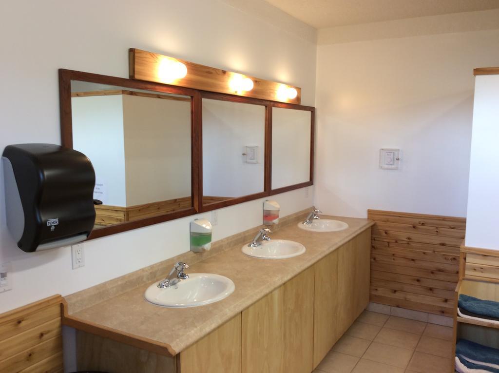 Tete Jaune Lodge Bagian luar foto